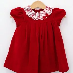 Rochie roșie de catifea cu guler de dantelă