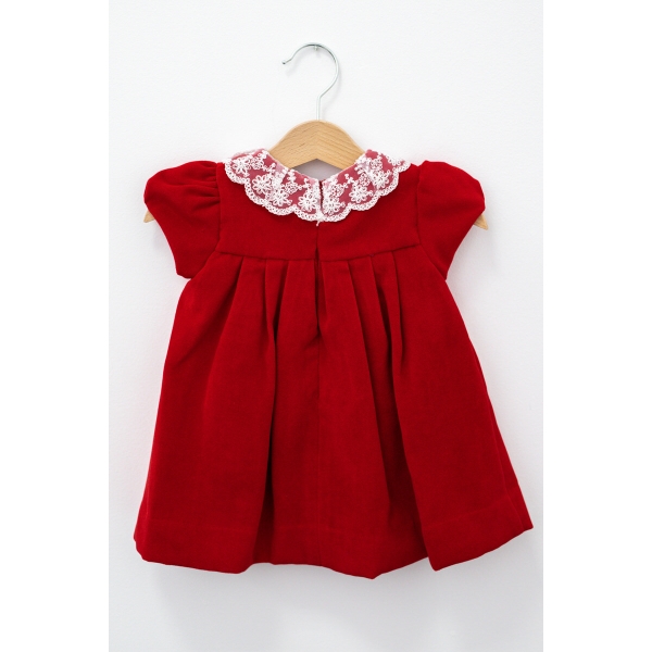 Rochie roșie de catifea cu guler de dantelă