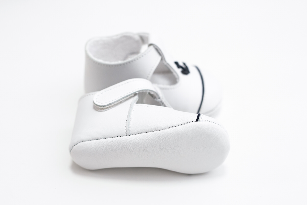 Papucei albi de piele cu ancoră
