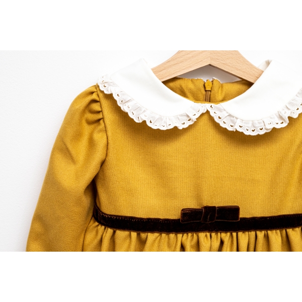 Rochie de culoare mustariu cu guler brodat
